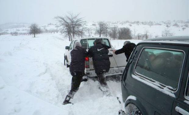 Жену у чамцу 5,5 километара носили кроз снежнe наносe! (ФОТО)